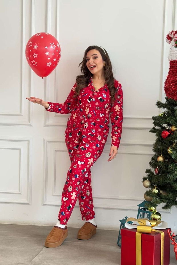 طقم بيجامة منقوشة مع جوارب - 3