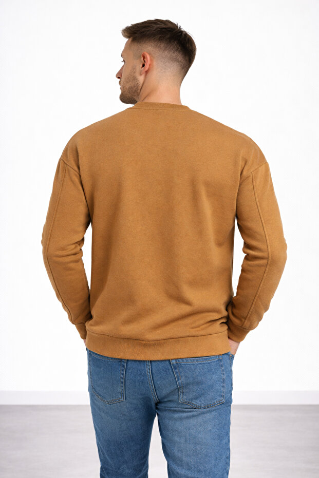 سويت شيرت رجالي بني اللون بثلاثة خيوط وياقة دائرية سميكة واسعة الحجم - 3