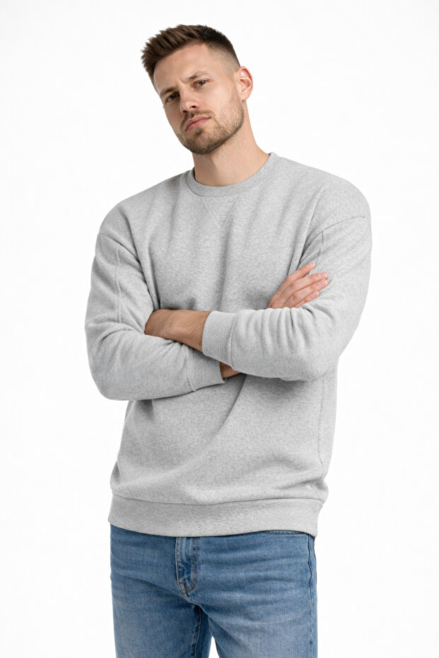 سويت شيرت رجالي باللون الرمادي ذو 3 خيوط وياقة دائرية سميكة واسعة الحجم - 2