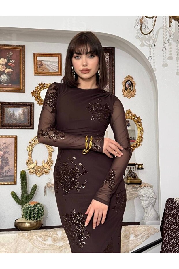 فستان سهرة بني مزين بالترتر بأكمام شفافة