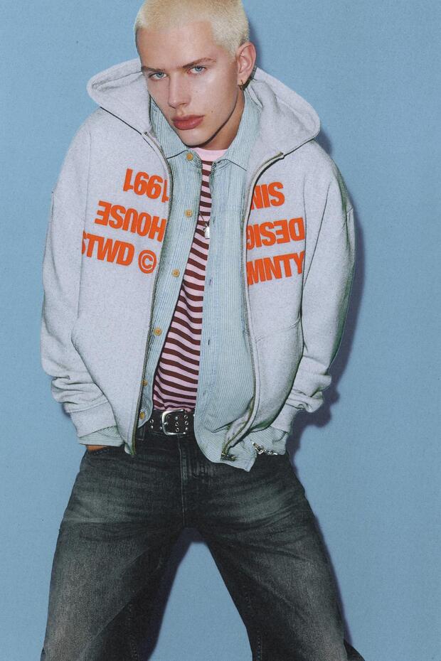 Kapüşonlu fermuarlı yazılı sweatshirt - 1