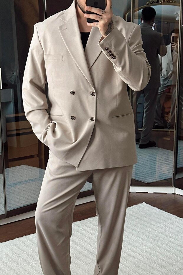 بدلة كاجوال كبيرة الحجم ذات طبقتين بلون كريمي