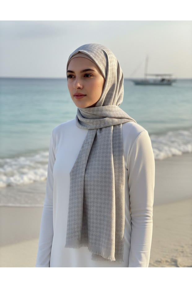 شال كريب منقوش ذاتيًا بنقشة أرجل الغراب
