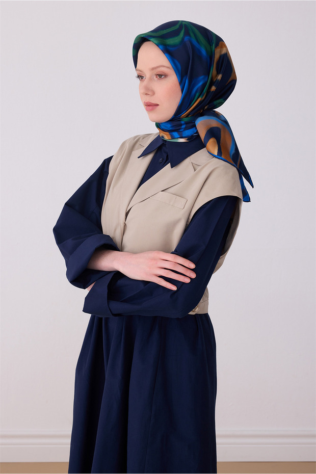 وشاح حريري بنمط تجريدي باللون الأزرق الداكن 100% من التويل 4301 - 84