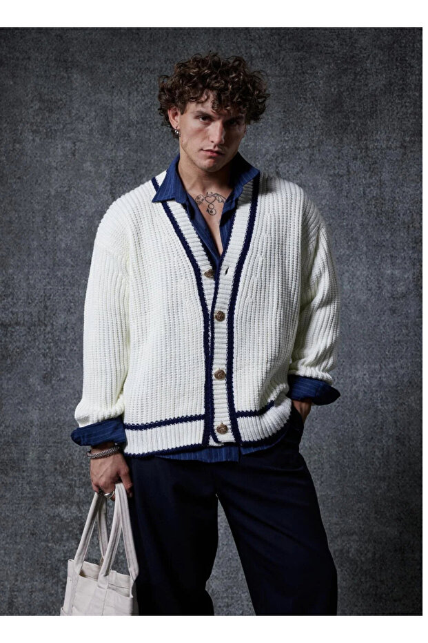 سترة رجالية من GİESTO بمقاس كبير وأزرار ذهبية وخطوط بيضاء متباينة