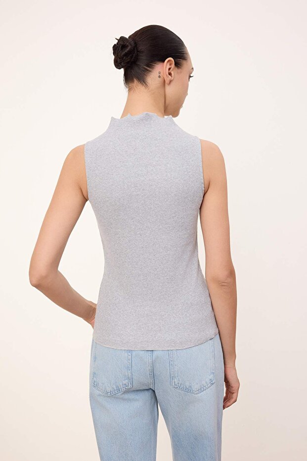 Wardrobe Essentials-Gri Melanj Fitted Düğmeli Volanlı/Fırfırlı Esnek Örme Bluz TWOSS26BZ00171 - 4