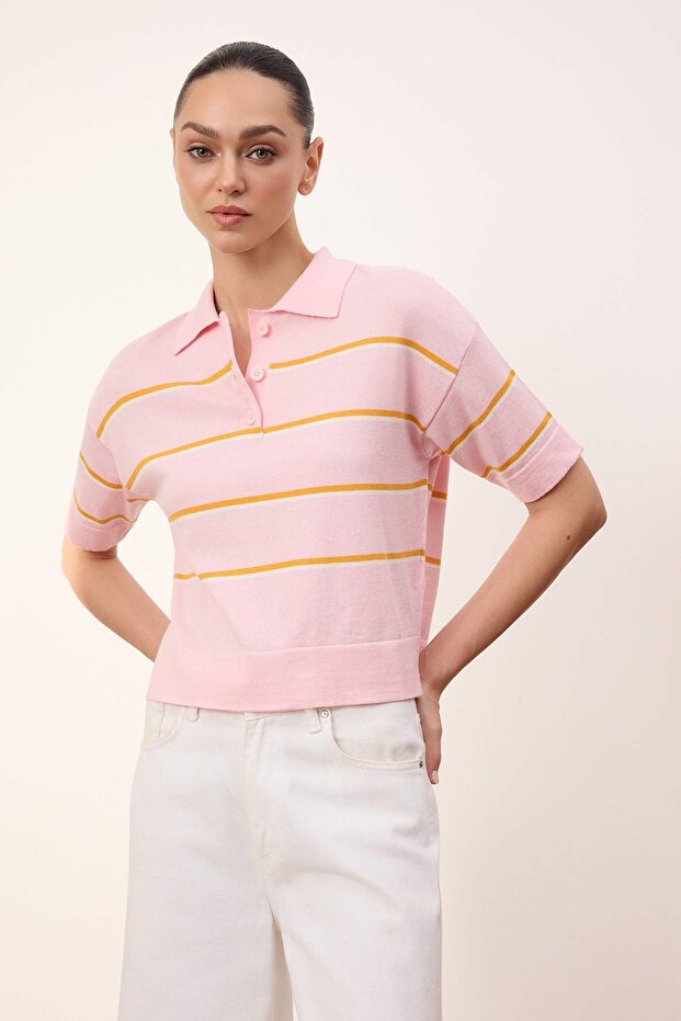 Pembe Wardrobe Essentials Yazlık İplik Çizgili Polo Yaka Triko Bluz TWOSS26BZ00127 - 1