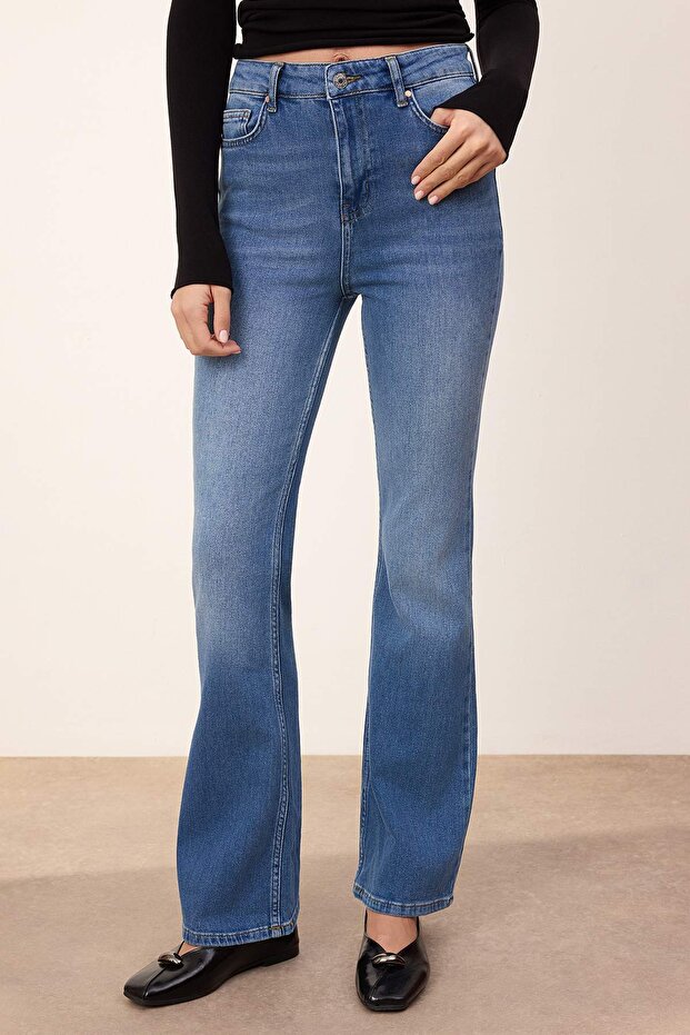 Trendyolmilla Wardrope Essentials Mavi DÖKÜMLÜ Yüksek Bel Orta Esnek Flare Jeans TWOSS26JE00106 - 7