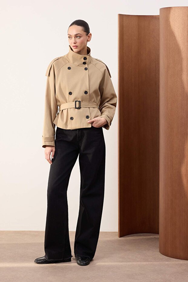 Wardrobe Essentials Bej Regular Fit Dik Yaka Kemerli Kruvaze Gabardin Kısa Trençkot TWOSS26TR00004 - 3
