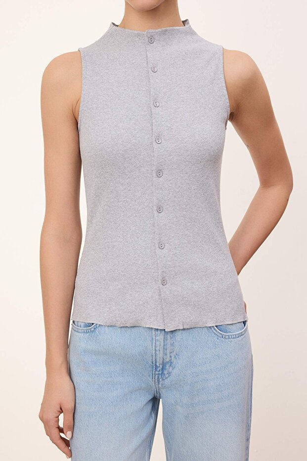 Wardrobe Essentials-Gri Melanj Fitted Düğmeli Volanlı/Fırfırlı Esnek Örme Bluz TWOSS26BZ00171 - 3