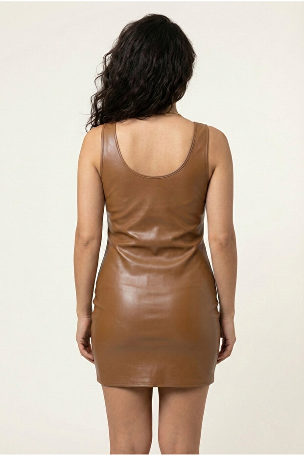 Rochie mini strânsă din piele artificială maro - 2