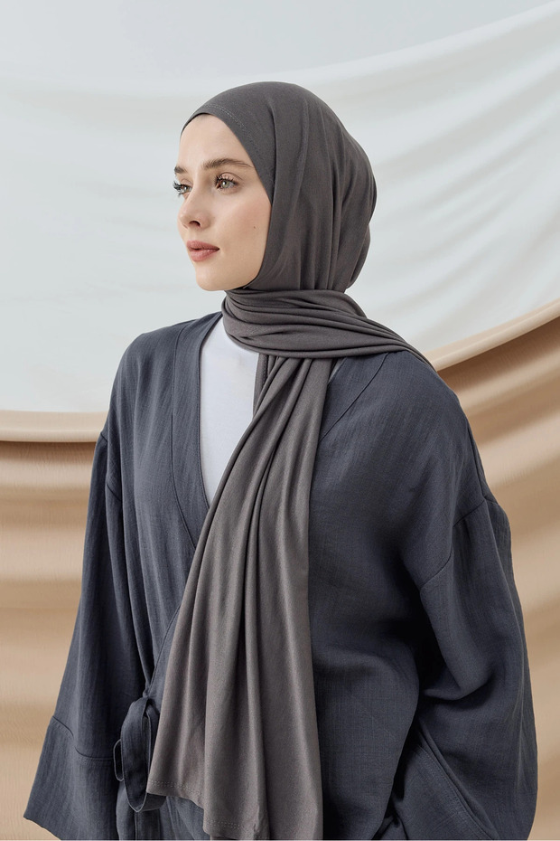 شال قطن ممشط باللون الرمادي الداكن - 2