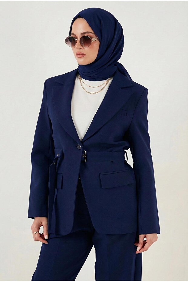 سترة بليزر بحزام باللون الأزرق الداكن HM262697