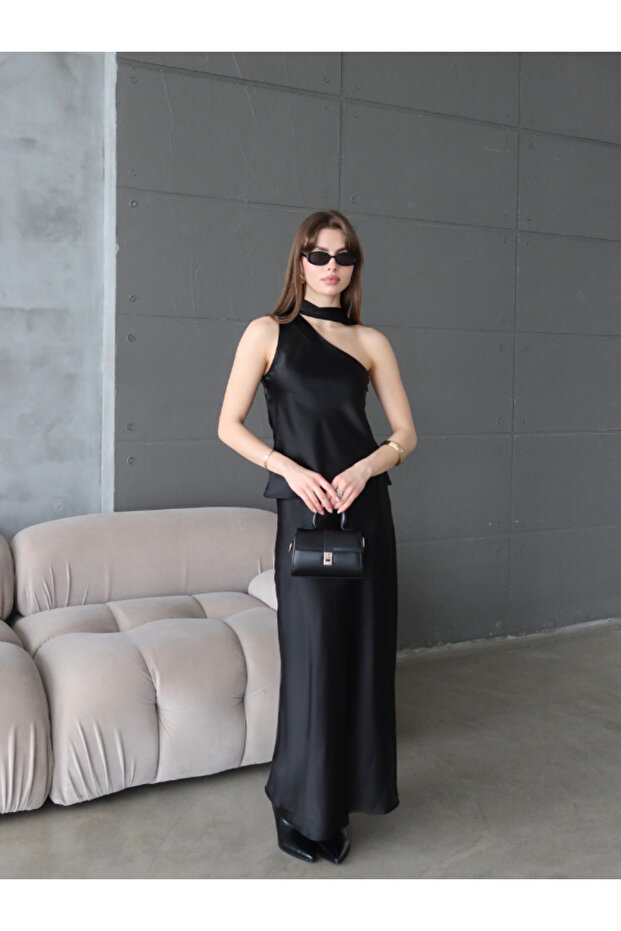 بلوزة من الساتان مع شال - 1