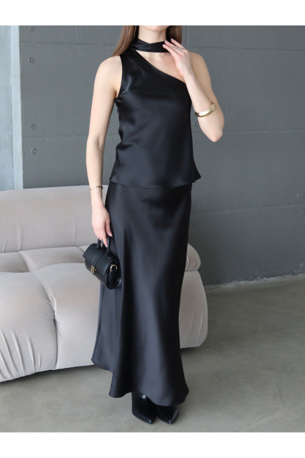 بلوزة من الساتان مع شال - 3