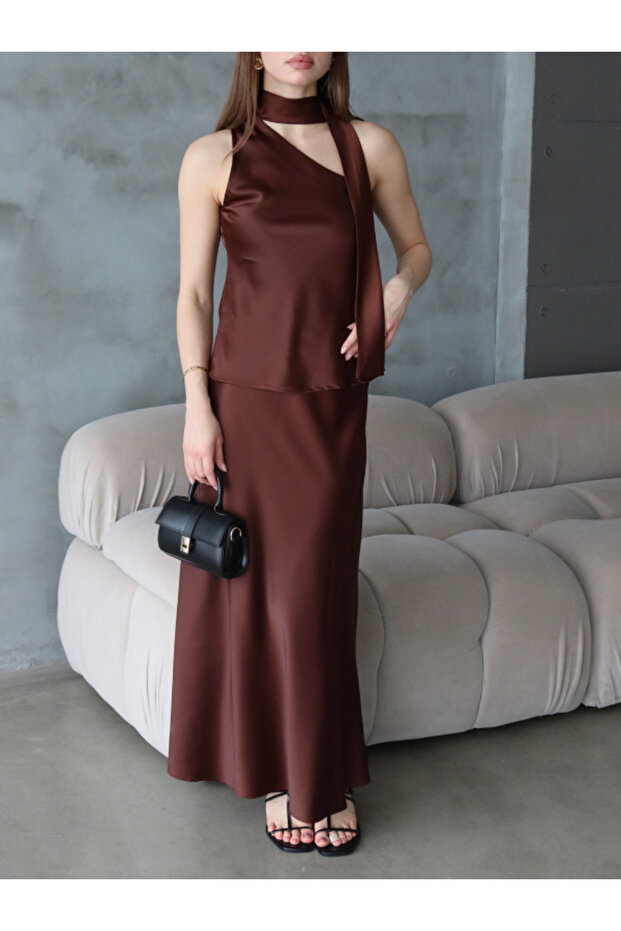 بلوزة من الساتان مع شال - 3