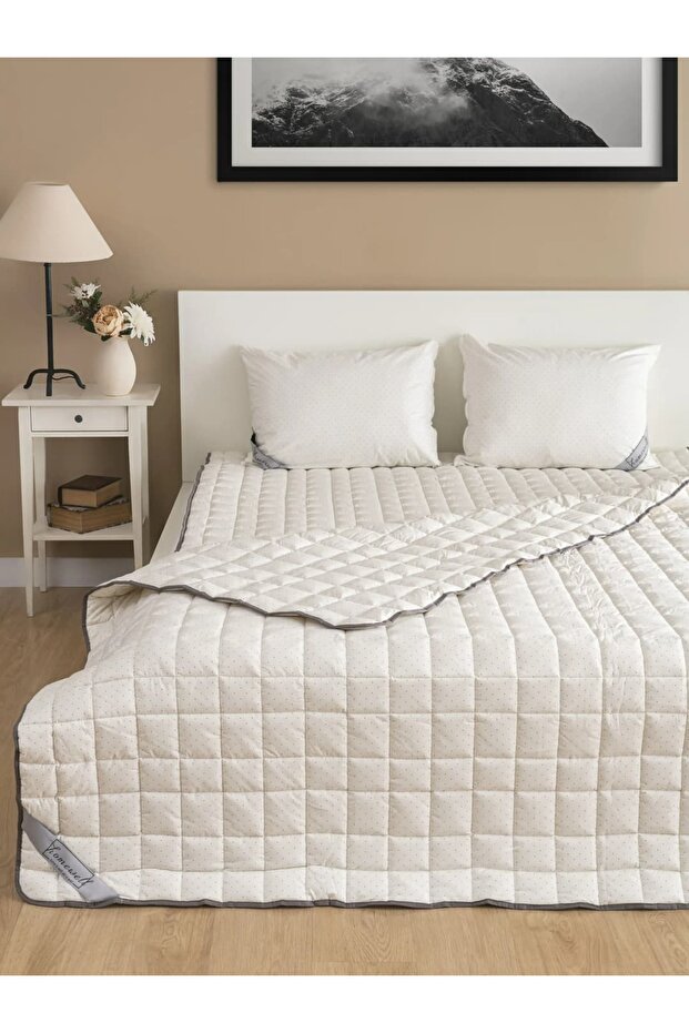 100% Pure British Wool Hypoallergenic Square Quilted Polka Dot King Size Quilt