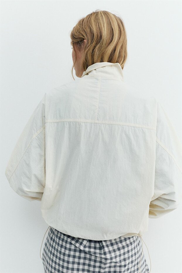 Kısa naylon görünümlü ceket - 4