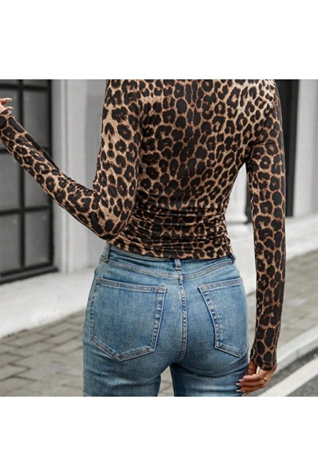 بلوزة من قماش ساندي بنمط الفهد وياقة مربعة - بني - 6