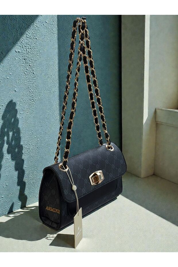 426 Chain-Detail Closed Crossbody Bag for Women 426