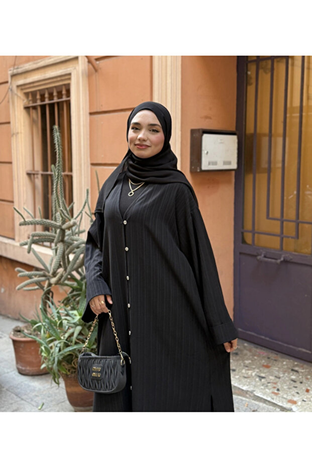 فستان بأزرار وتفاصيل مفصلة وشق جانبي