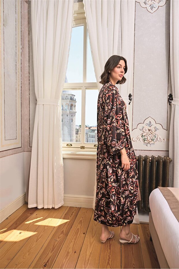 طقم روب نسائي كبير الحجم بنقشة أوراق الشجر مع فتحات وتفاصيل دانتيل وقصة منخفضة عند الصدر - 5