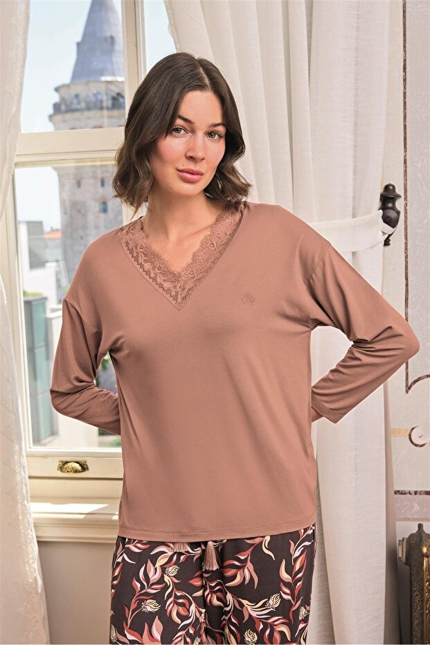 طقم بيجامة كبير الحجم بياقة على شكل حرف V ونقشة أوراق الشجر - 4