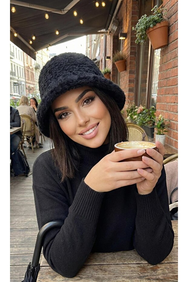 قبعة نسائية ناعمة سوداء من القطيفة
