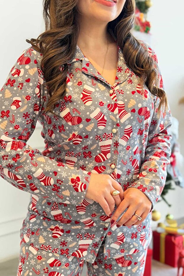 طقم بيجامة منقوشة مع جوارب - 7