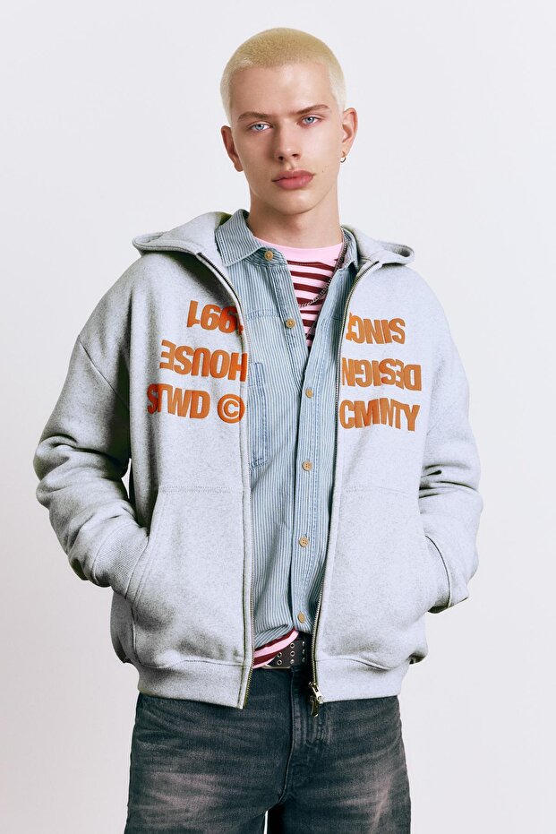 Kapüşonlu fermuarlı yazılı sweatshirt - 2