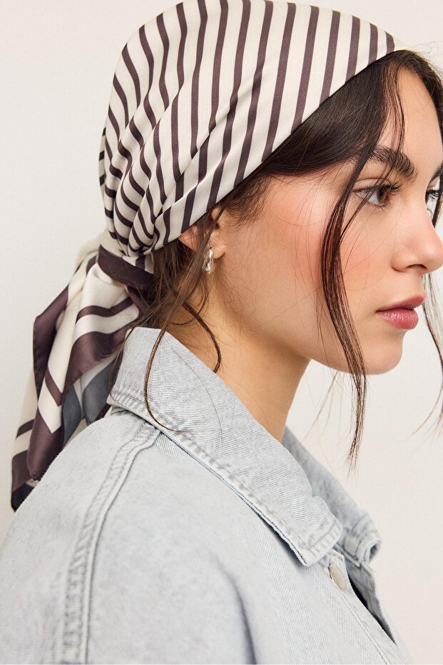 وشاح بنقشة بنقش مربعات - 4