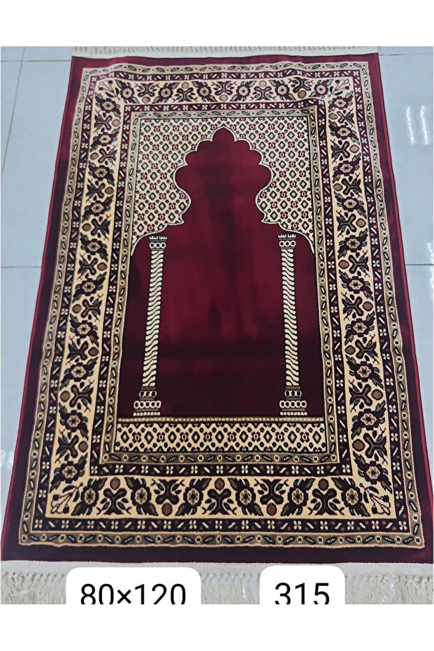 سجادة مخملية حمراء