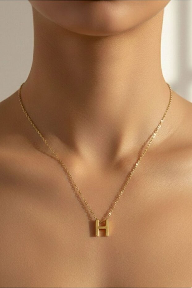 قلادة حرف H