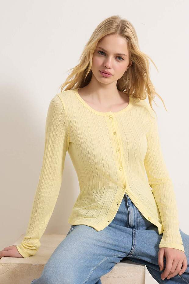 Wardrobe Essentials-Sarı Fitted/Vücuda Oturan Düğmeli Uzun Kollu Raporlu Örme Bluz TWOSS26BZ00246 - 2