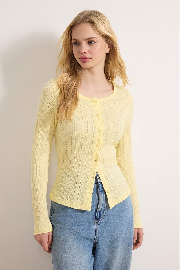 Wardrobe Essentials-Sarı Fitted/Vücuda Oturan Düğmeli Uzun Kollu Raporlu Örme Bluz TWOSS26BZ00246 - 1