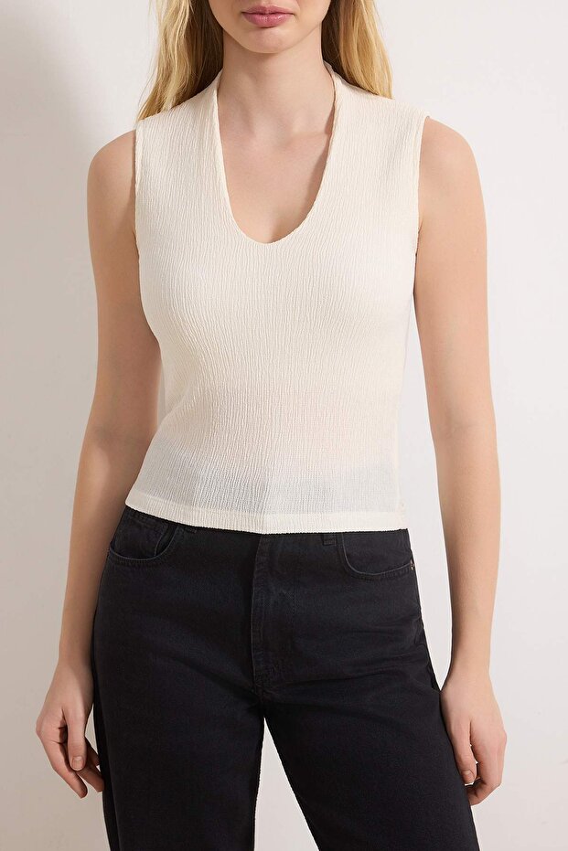 Taş Düz Fitted V Yaka Kolsuz Crop Dokulu Örme Bluz TWOSS26BZ00249 - 3