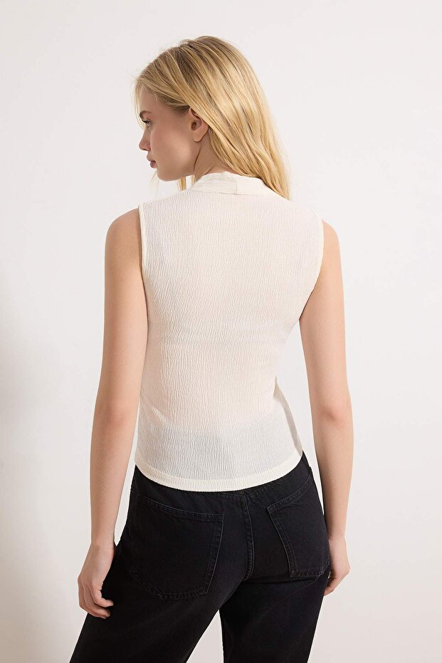 Taş Düz Fitted V Yaka Kolsuz Crop Dokulu Örme Bluz TWOSS26BZ00249 - 4