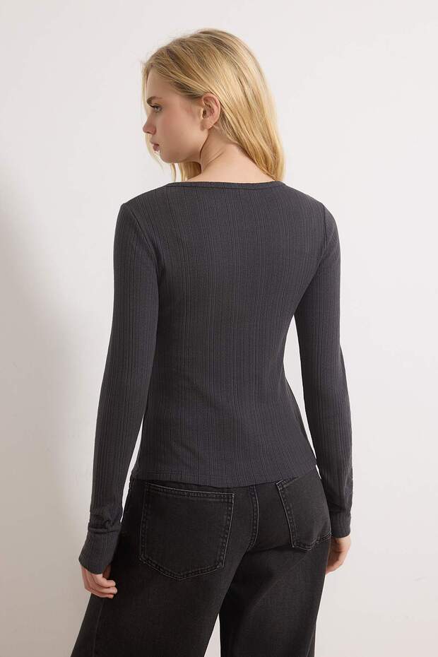 Wardrobe Essentials-Antrasit Fitted/Vücuda Oturan Düğmeli Uzun Kollu Örme Bluz TWOSS26BZ00246 - 4