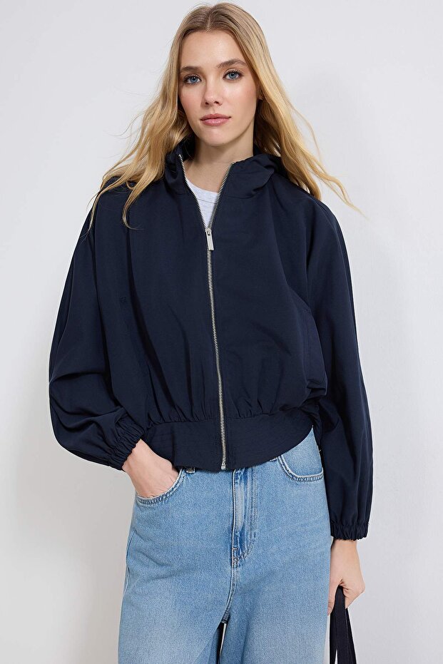 Lacivert Oversize Yazlık Kumaşlı Peplum Detaylı Kapüşonlu Yazlık Kumaşlı İnce Mont TWOSS26MO00002 - 2