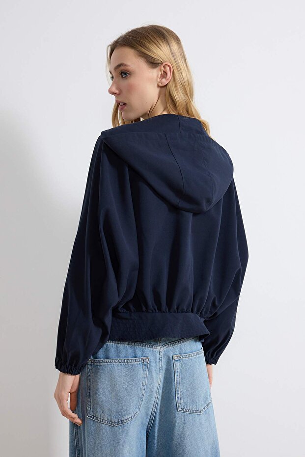 Lacivert Oversize Yazlık Kumaşlı Peplum Detaylı Kapüşonlu Yazlık Kumaşlı İnce Mont TWOSS26MO00002 - 5
