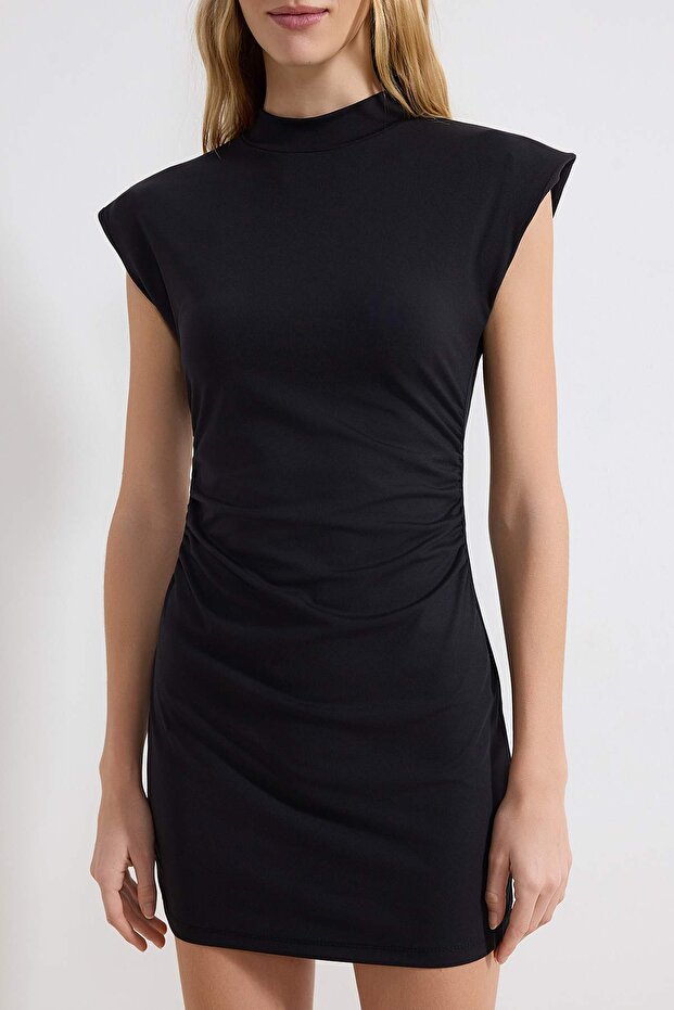 Siyah Düz Bodycon Bisiklet Yaka Kolsuz Büzgülü Mini Esnek Örme Elbise TWOSS26EL00239 - 3