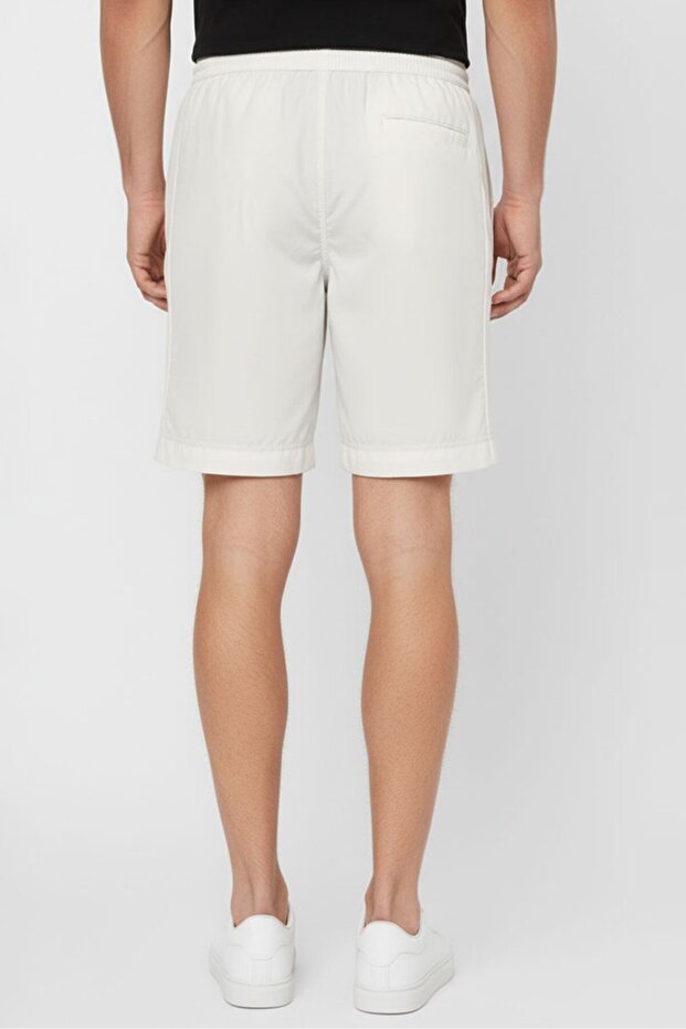 شورت رجالي أساسي بشعار العلامة التجارية، كريمي - 3