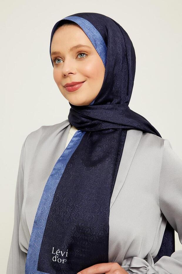 شال مونوغرام بنمط حلقات باللون الأزرق الداكن - 2