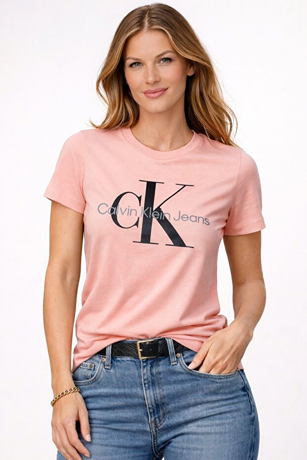 تي شيرت CK نسائي - تي شيرت بقصة ضيقة منقوش عليه حرف Monogram