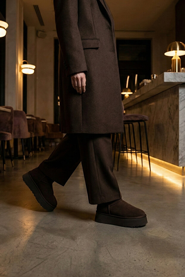 حذاء نسائي نصف طول بنعل سميك مبطن بالفرو بلون بني مرير من جلد الغزال البني تيفيس - 4