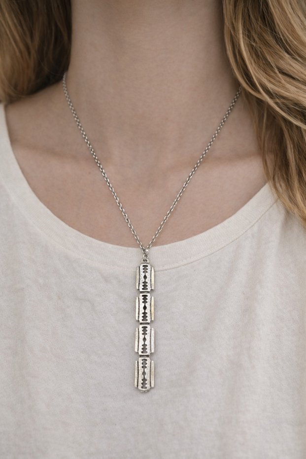 Vertical Geometric Metal Figure Necklace – Chain Design Necklace