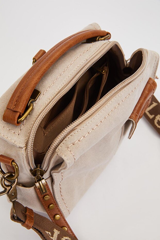 حقيبة يد كريمية اللون مع حزام مزدوج الاستخدام - 3