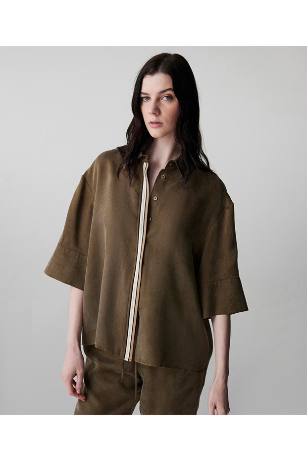 Kontrast biyeli hotfix baskılı gömlek - 1