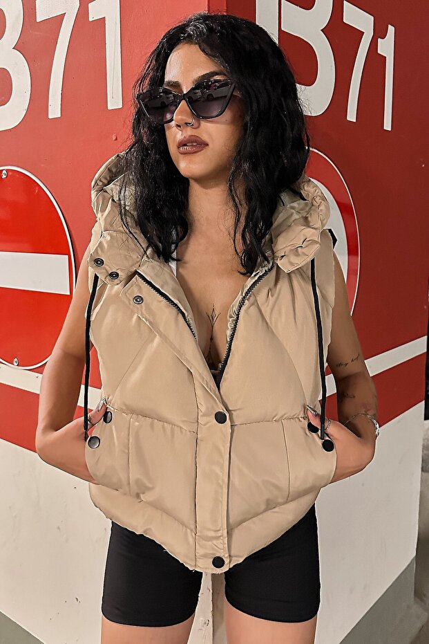 moda armanc Kadın Kapüşonlu Crop Şişme Yelek – Su İtici Fermuar ve Çıtçıt Detaylı Günlük Spor Yelek
