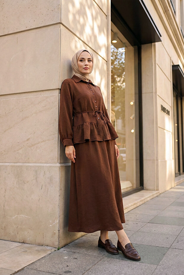 طقم تنورة وبلوزة برباط - بني - 1